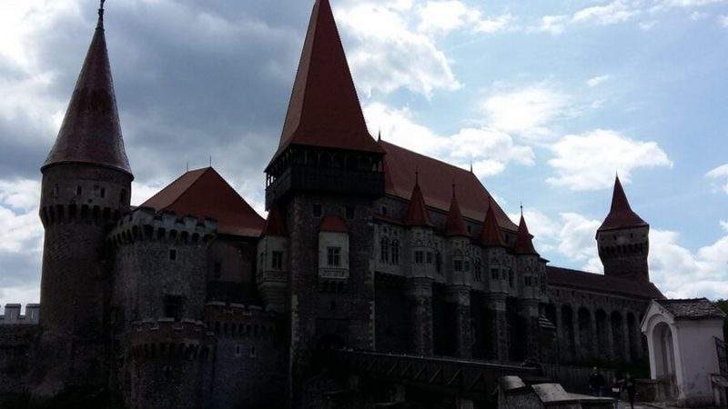 Castelul Corvin – Acest castel de basm l-ar face gelos pe Dracula