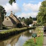 Case tradiționale din piatră color miere în satul Cotswolds, Anglia - destinații mai puțin cunoscute departe de turiști