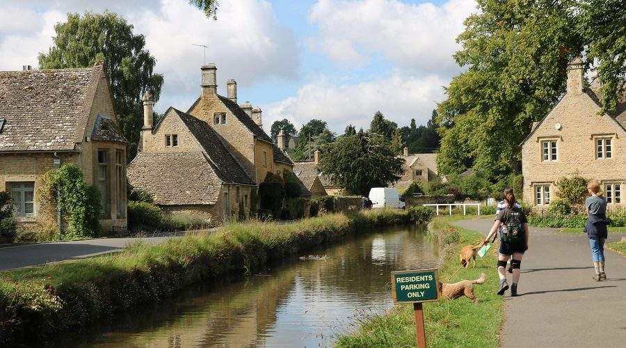 Case tradiționale din piatră color miere în satul Cotswolds, Anglia - destinații mai puțin cunoscute departe de turiști