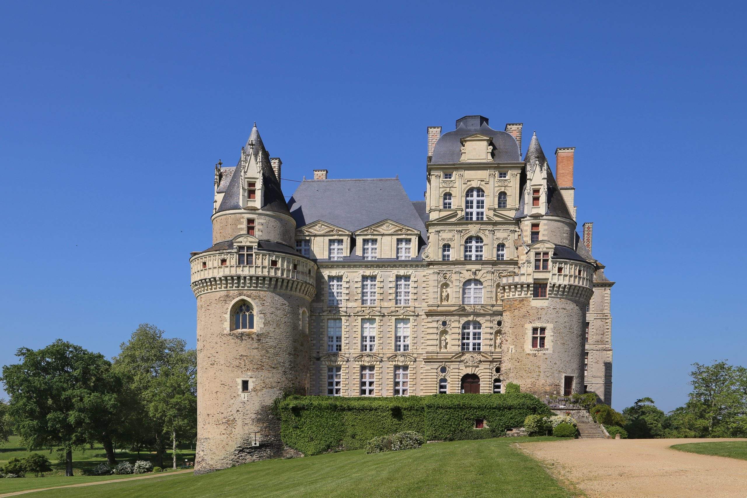 Umbre & Istorie: 5 castele bântuite din Europa pe care să le vizitezi de Halloween 2025 5 00 1048 Brissac-Quincé - Schloss Brissac (Château de Brissac)