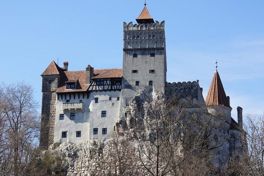Umbre & Istorie: 5 castele bântuite din Europa pe care să le vizitezi de Halloween 2025 2 castelul bran