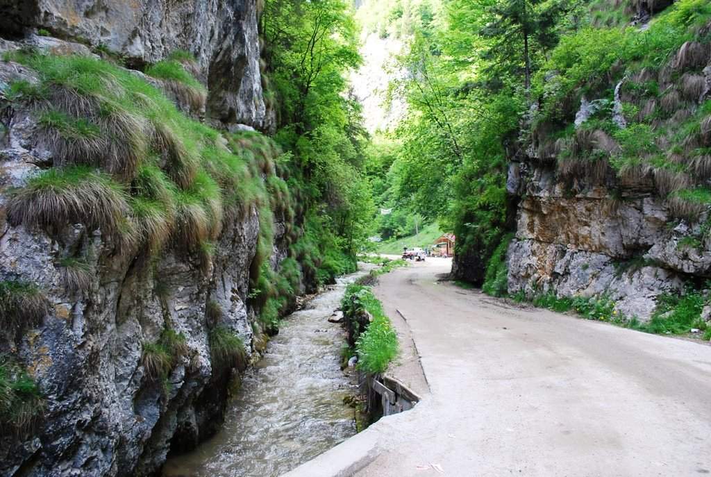 Zona Rucăr-Dâmbovicioara e perfectă dacă vrei aventură la preț mic. 