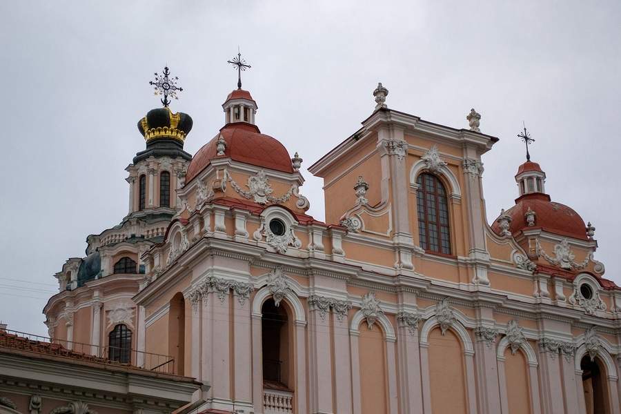 Centrul vechi Vilnius cu clădiri colorate și turnul catedralei în fundal