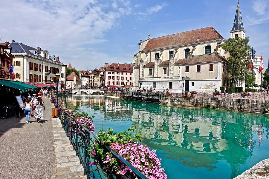 Canal romantic în Annecy, Veneția Alpilor, destinație city break cuplu Europa.