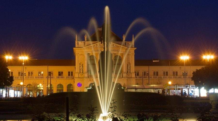Vedere panoramică asupra centrului istoric Zagreb cu acoperișuri roșii și arhitectură austro-ungară