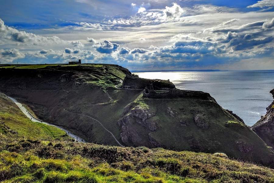 Castelul Tintagel Cornwall pe faleza abruptă deasupra Oceanului Atlantic