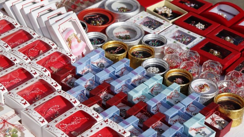 Mărțișoare autentice românești cu șnur împletit din fire roșii și albe, simbolizând tradițiile de primăvară