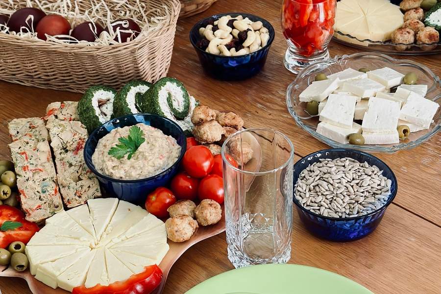 Vacanțe de Paște în România – Destinații de neuitat pentru familii și cupluri în 2026 7 Masă festivă de Paște cu drob de miel, cozonac, pască și ouă roșii, tradiții culinare românești