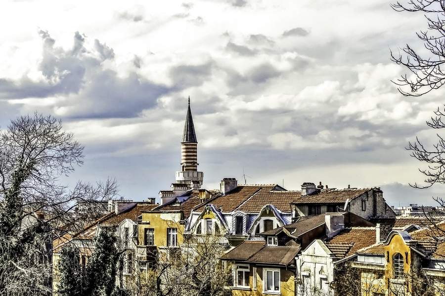 Teatrul antic roman Plovdiv cu scaunele de piatră restaurate și dealuri în fundal