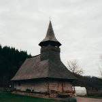 Peisaj panoramic Maramureș cu biserici de lemn tradiționale, inspirat pentru vacanțe autentice