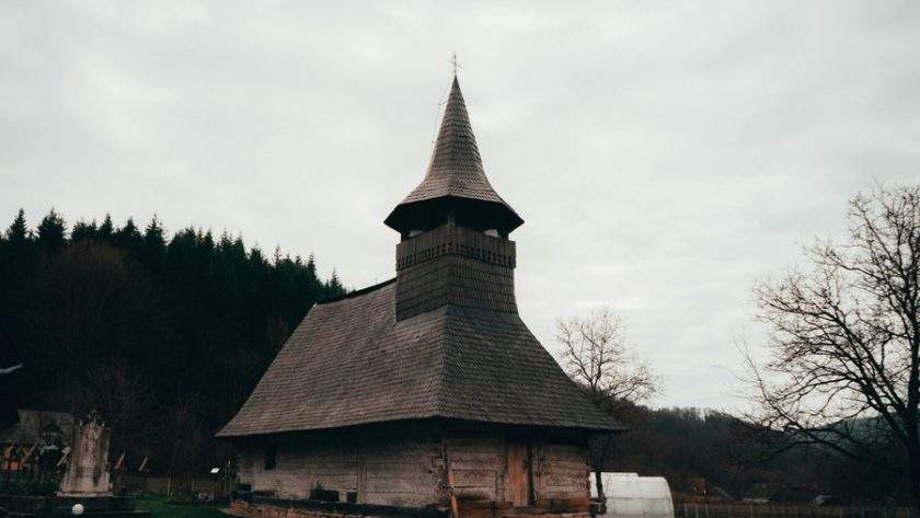 Peisaj panoramic Maramureș cu biserici de lemn tradiționale, inspirat pentru vacanțe autentice