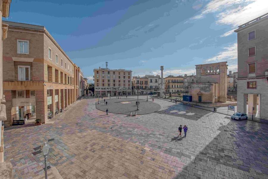 Amfiteatrul roman din Piazza Sant'Oronzo, Lecce, Puglia, cu coloana Sfântului Oronzo în fundal