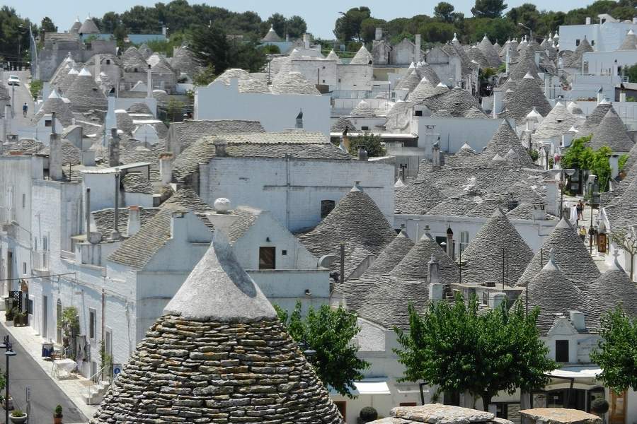 Puglia în 2026: De ce „Tocul Cizmei" Italiei este noua destinație de vis pentru călătorii autentici 2 Panoramă asupra orașului alb Ostuni cu casele văruite în alb strălucind la soare, Puglia, Italia