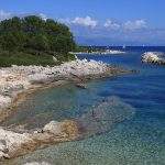 : Portul Gaios din insula Paxos, Grecia – bărci colorate și case venetiene