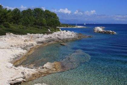 : Portul Gaios din insula Paxos, Grecia – bărci colorate și case venetiene