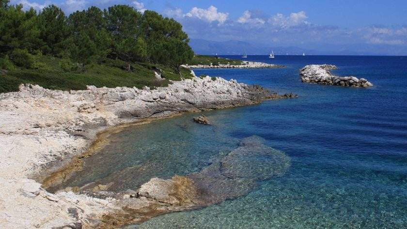 : Portul Gaios din insula Paxos, Grecia – bărci colorate și case venetiene
