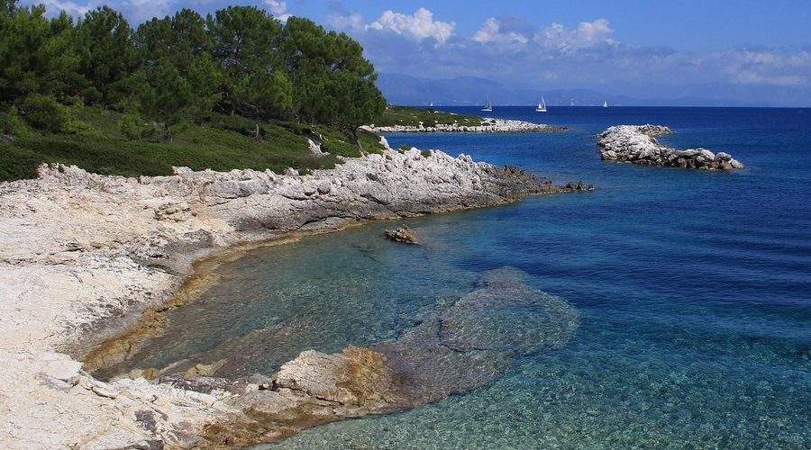 : Portul Gaios din insula Paxos, Grecia – bărci colorate și case venetiene