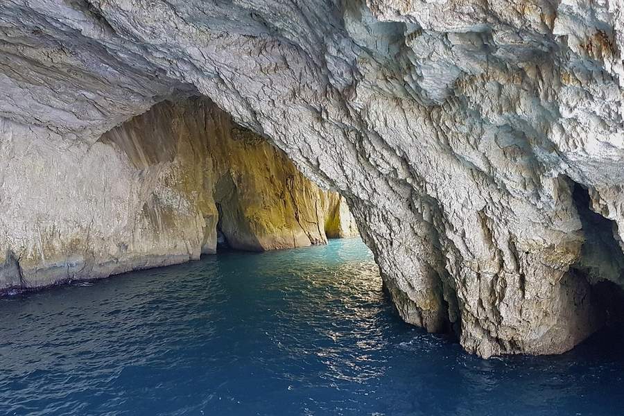Peșterile Albastre ale insulei Paxos, Grecia – apă turcoaz cristalină