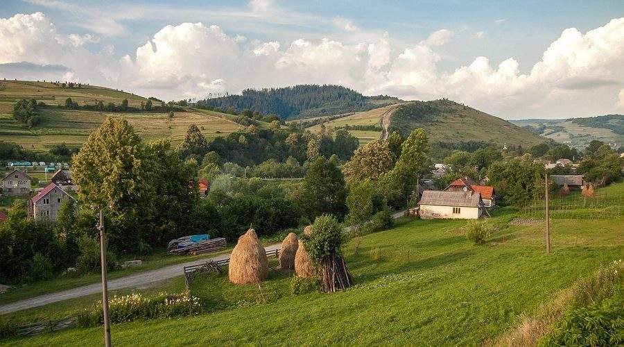 Peisaj de primăvară din România, perfect pentru excursii de Paște
