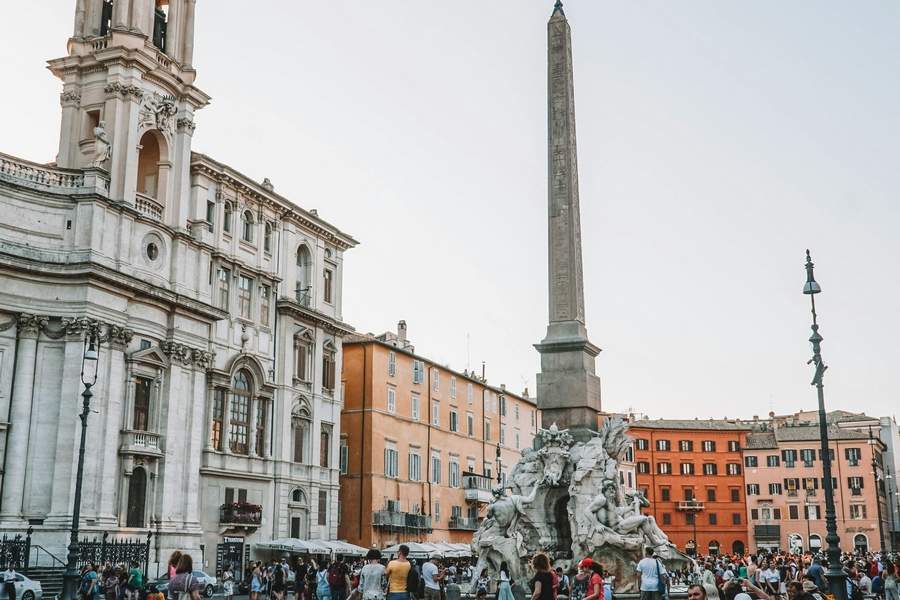 Piazza Navona Roma — copii mâncând gelato lângă fântână
