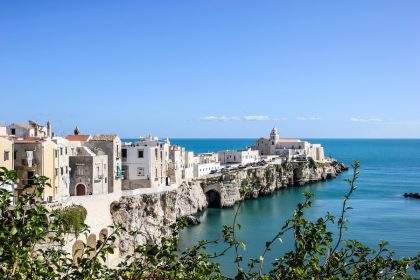 Puglia în 2026: De ce „Tocul Cizmei" Italiei este noua destinație de vis pentru călătorii autentici 2 Vedere panoramică asupra satului alb Ostuni, supranumit „La Città Bianca", Puglia, Italia