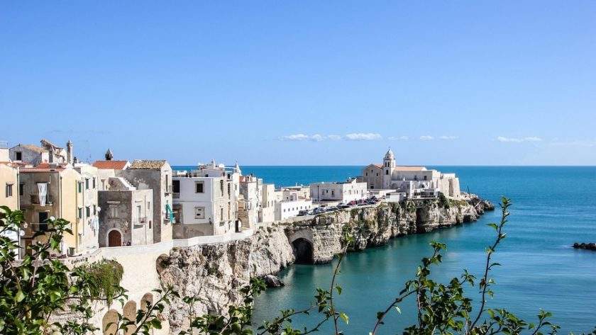 Puglia în 2026: De ce „Tocul Cizmei" Italiei este noua destinație de vis pentru călătorii autentici 1 Vedere panoramică asupra satului alb Ostuni, supranumit „La Città Bianca", Puglia, Italia