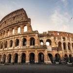 Colosseumul din Roma la apus — simbolul vacanței cu buget mic în Italia