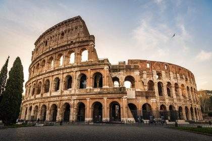 Colosseumul din Roma la apus — simbolul vacanței cu buget mic în Italia