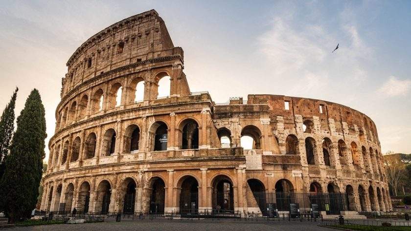 Colosseumul din Roma la apus — simbolul vacanței cu buget mic în Italia