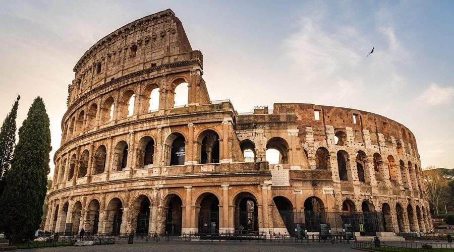 Colosseumul din Roma la apus — simbolul vacanței cu buget mic în Italia