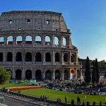 Familie cu copii vizitând Colosseumul din Roma — vacanță în familie în Italia