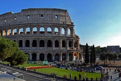 Familie cu copii vizitând Colosseumul din Roma — vacanță în familie în Italia