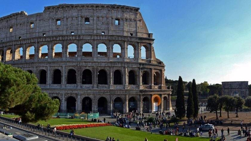 Familie cu copii vizitând Colosseumul din Roma — vacanță în familie în Italia