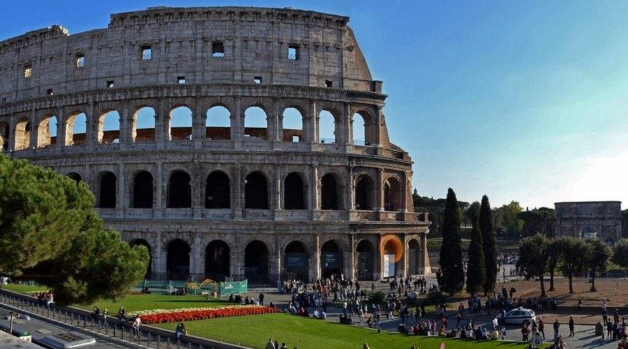 Familie cu copii vizitând Colosseumul din Roma — vacanță în familie în Italia