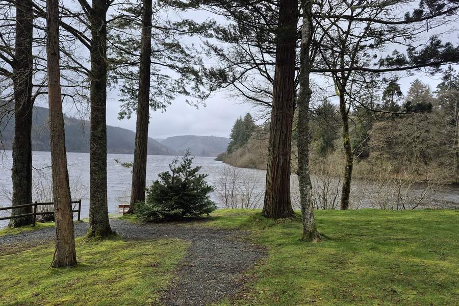 Vedere panoramică asupra Lacului Vyrnwy cu turnul de filtrare gotic în cadru