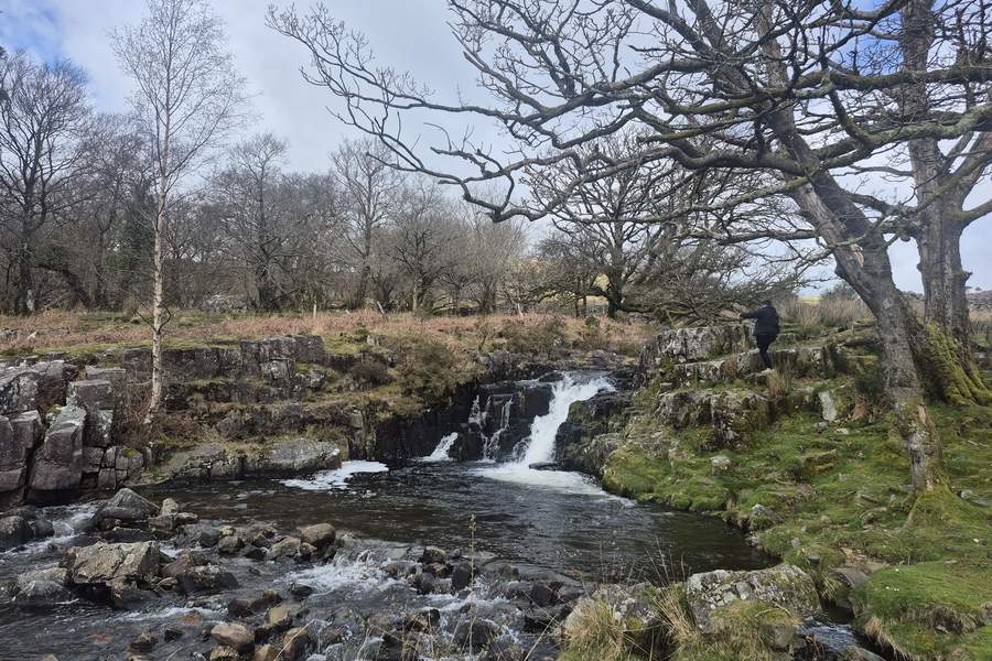 cascada din apropierea lacului Llyn Cwm Bychan — un loc în care natura pare să uite că există