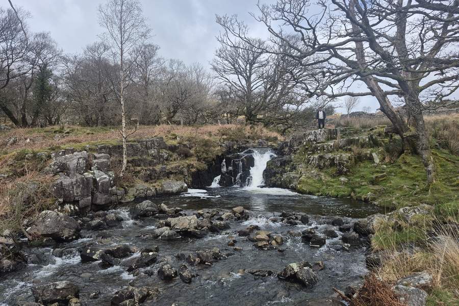 cascada din apropierea lacului Llyn Cwm Bychan — un loc în care natura pare să uite că există