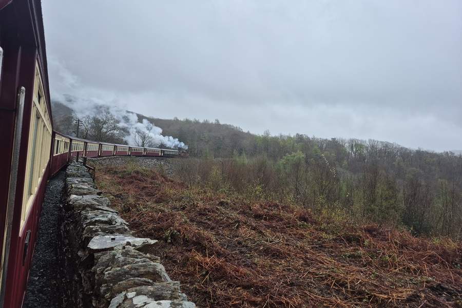 trenul Mountain Spirit (Ysbryd y Mynydd în galeză) la Porthmadog