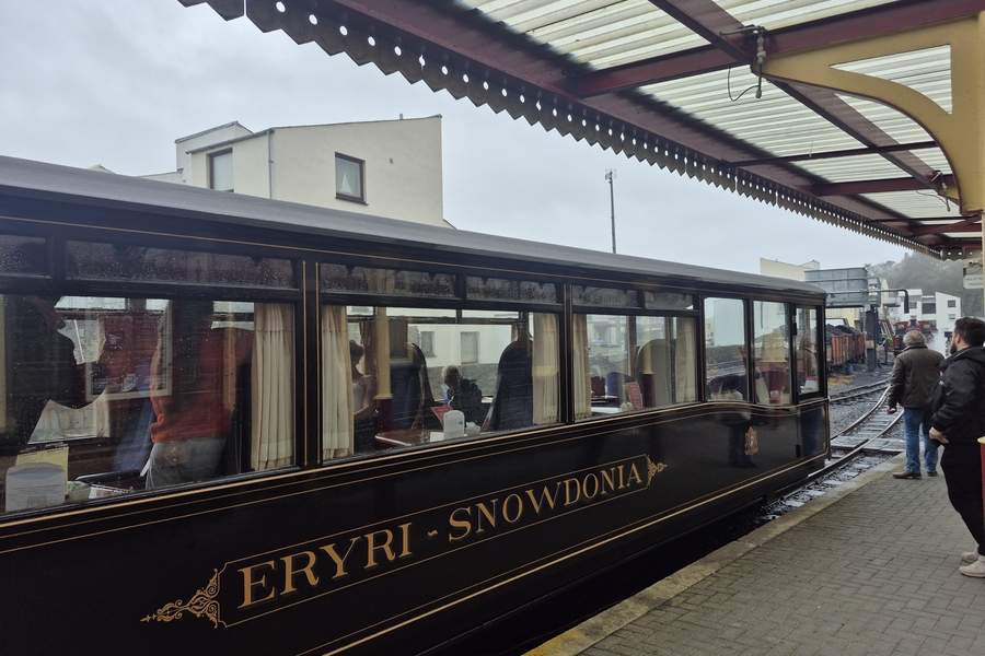 trenul Mountain Spirit (Ysbryd y Mynydd în galeză) la Porthmadog