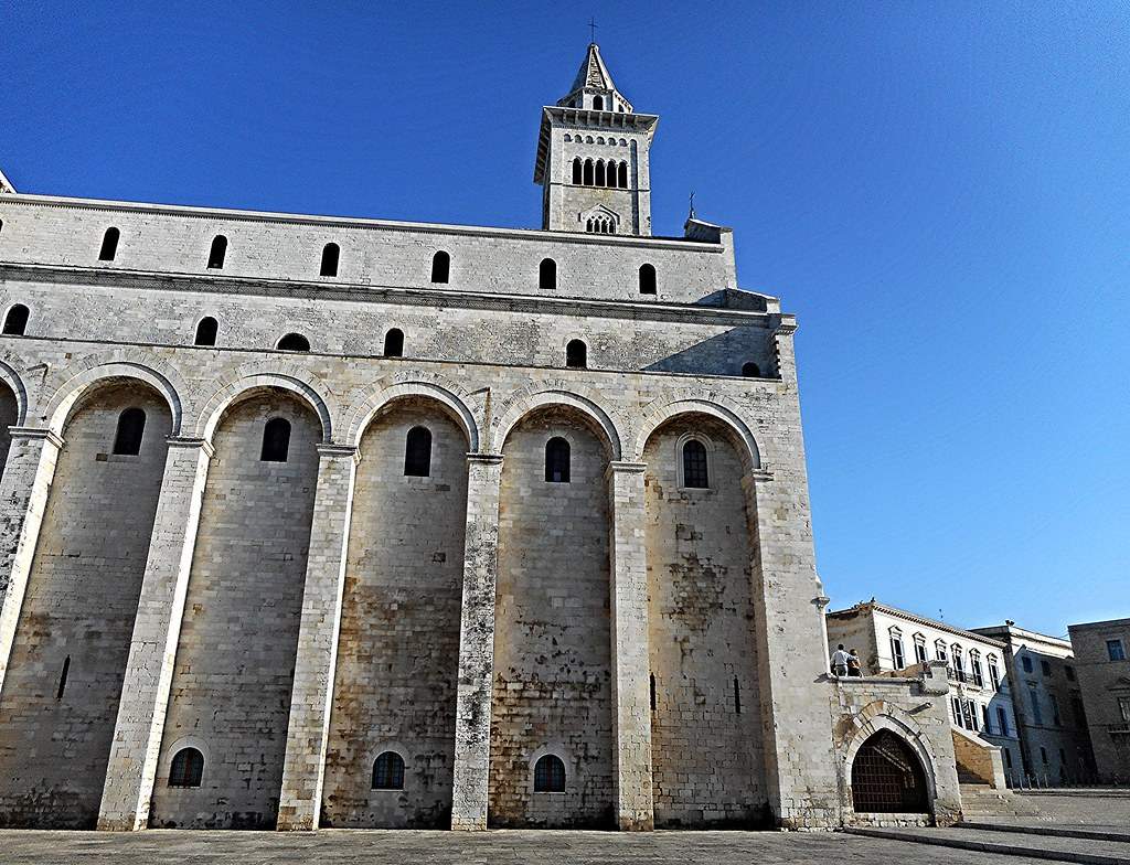 Cathedral of Trani / Puglia (between 1097 and half 13th century) with bell-tower (between 1st half 13th century and 1353-1365)
